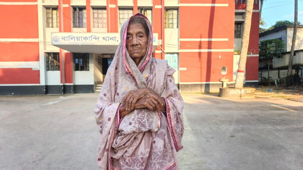 সন্তান-নাতিদের নির্যাতনের অভিযোগে থানায় ৯০ বছরের বৃদ্ধা