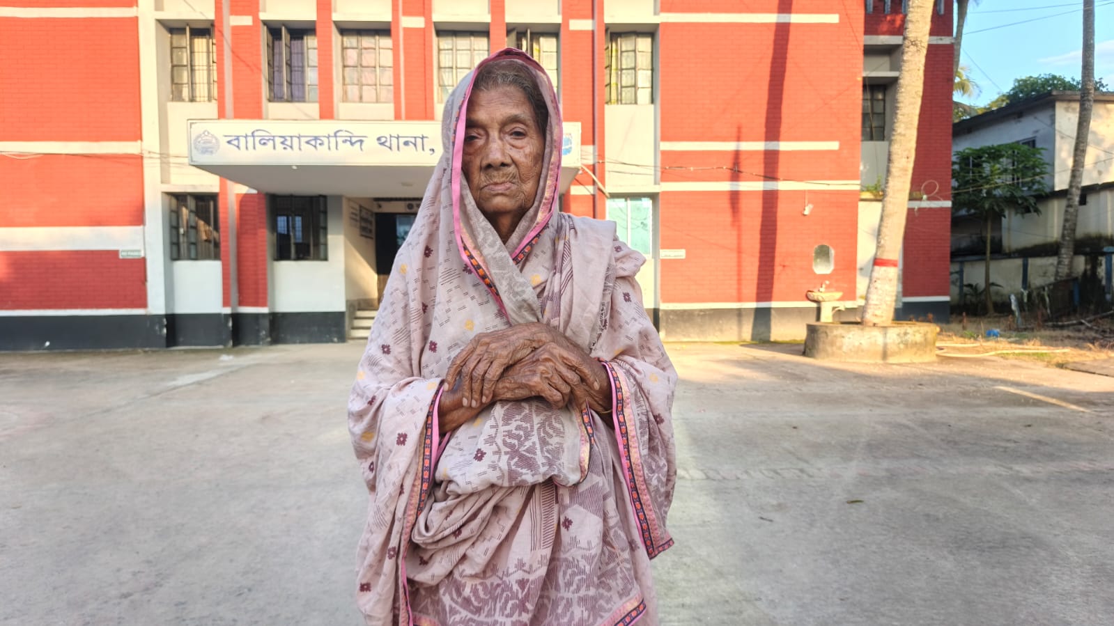 সন্তান-নাতিদের নির্যাতনের অভিযোগে থানায় ৯০ বছরের বৃদ্ধা
