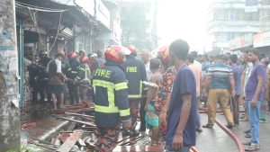 রাজবাড়ীর পাংশা বাজারে বসতবাড়ির রান্নাঘরের পাশে পাটকাঠির পালায় আগুন দিয়ে ভিমরুলের বাসা পোড়াতে গিয়ে অগ্নিকাণ্ডের ঘটনা ঘটেছে। এতে