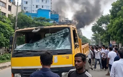মিরপুর-১০ এ উচ্ছেদ অভিযান ঘিরে রণক্ষেত্র: ডিএনসিসির ৩ গাড়িতে আগুন, পুলিশ পিছু হটতে বাধ্য