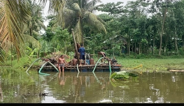 মোরেলগঞ্জে অবৈধভাবে বালু উত্তোলন বন্ধে প্রশাসনের অভিযান: ড্রেজারের পাইপ ধ্বংস