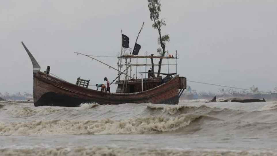 উপকূলে ঘূর্ণিঝড় সতর্কসংকেত: মাছ ধরার ট্রলারকে তীরে ফেরার নির্দেশ