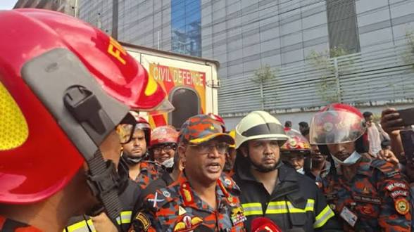 টঙ্গীতে ফার্মা কারখানায় ভয়াবহ আগুন, নিয়ন্ত্রণে কাজ করছে ফায়ার সার্ভিস, সেনাবাহিনী ও বিজিবি