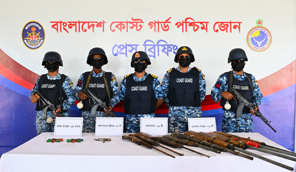 সুন্দরবনে কোস্ট গার্ডের অভিযানে অস্ত্রের ভাণ্ডার উদ্ধার: পালাল দস্যুরা