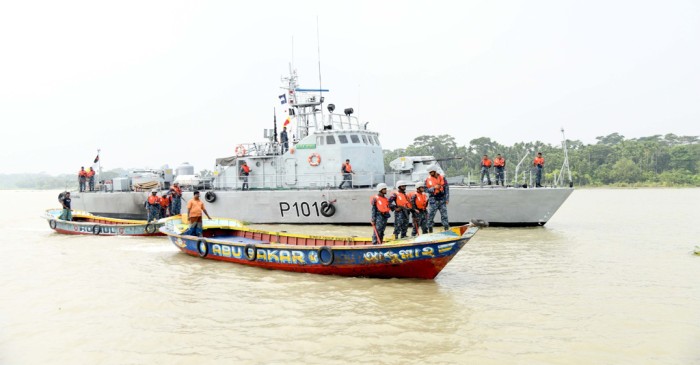 ​মা ইলিশ রক্ষায় কোস্টগার্ড ও নৌপুলিশের যৌথ অভিযান